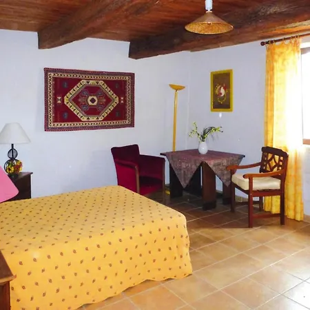 Private Garden House In Redortiers