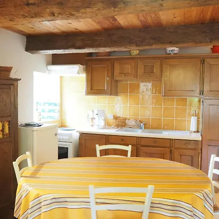 Holiday home Pretty With Private Garden, Redortiers